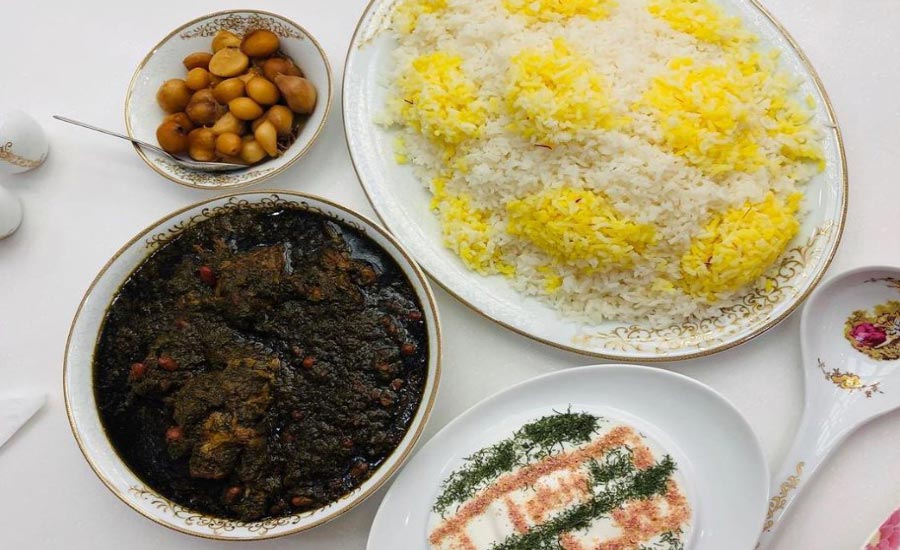 طرز تهیه خورش قورمه سبزی جا افتاده و مجلسی خوشرنگ و خوشمزه