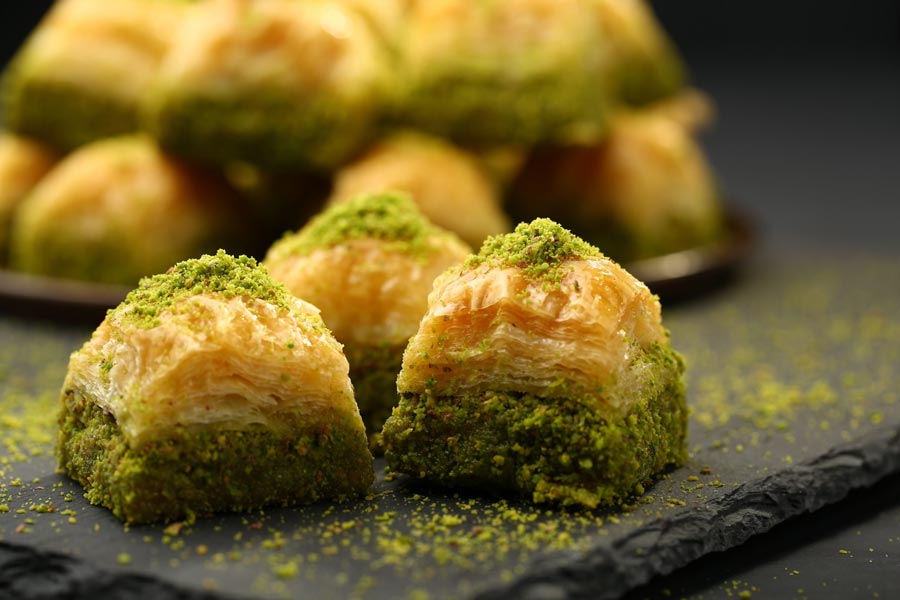 طرز تهیه باقلوا ایرانی خانگی با خمیر یوفکا؛ شیرینی مجلسی