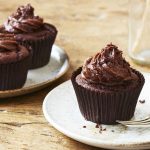 طرز تهیه کاپ کیک شکلاتی مرطوب و لطیف؛ بافت ابری و طعم بی‌نظیر شکلات