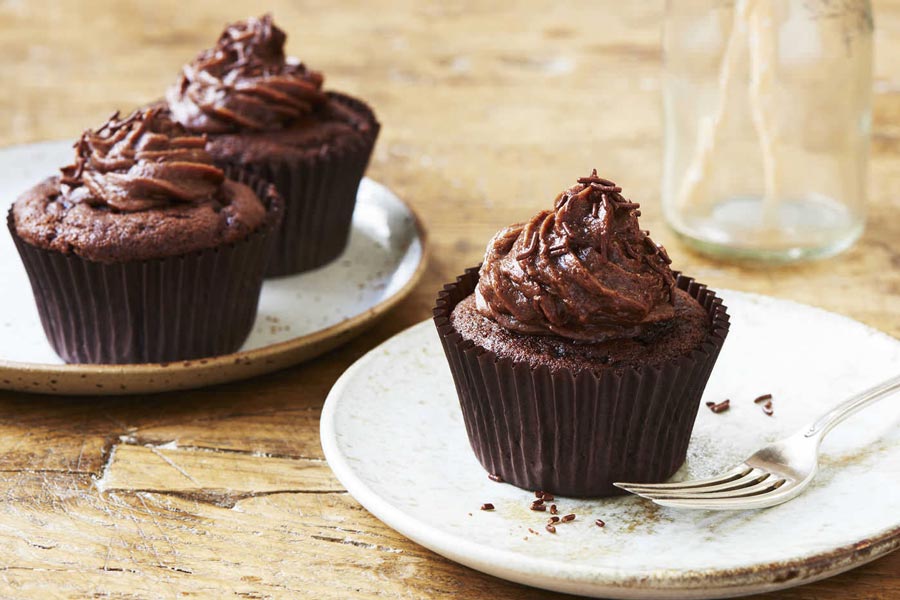 طرز تهیه کاپ کیک شکلاتی مرطوب و لطیف؛ بافت ابری و طعم بی‌نظیر شکلات