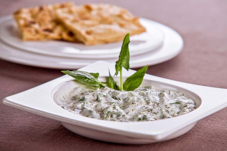 طرز تهیه بورانی اسفناج خوشمزه و مجلسی؛ ترکیبی ساده با ماست چکیده و گردو