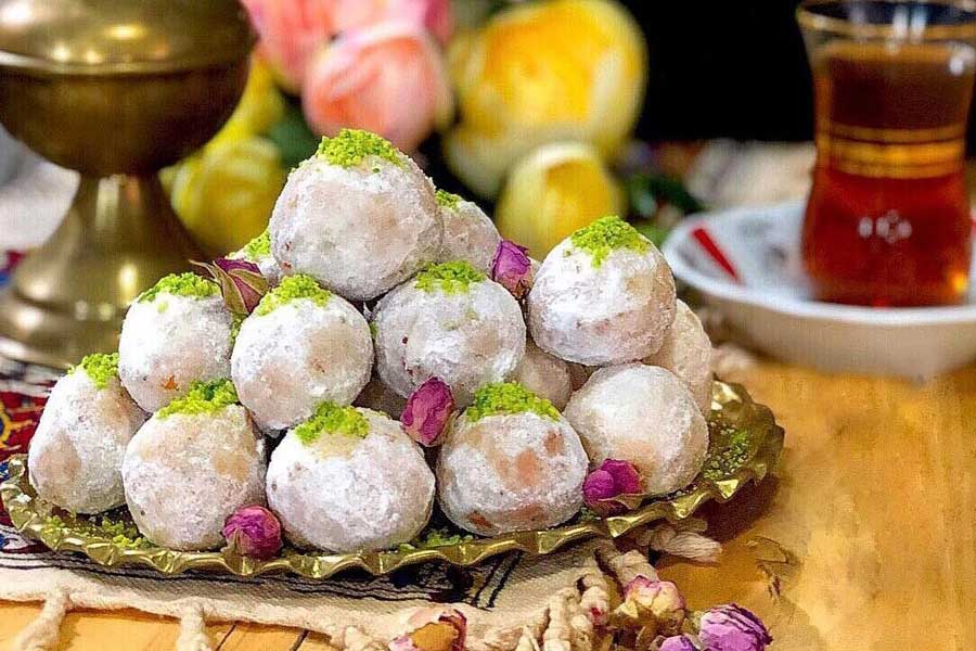 طرز تهیه قطاب یزدی سنتی با خمیر لطیف و مغز بادام؛ خوش‌عطر و مجلسی