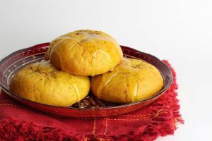 طرز تهیه کماج خونگی؛ نان شیرین سنتی با عطر هل و زعفران