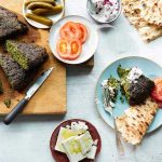 طرز تهیه کوکو سبزی خوش‌رنگ با زرشک و گردو