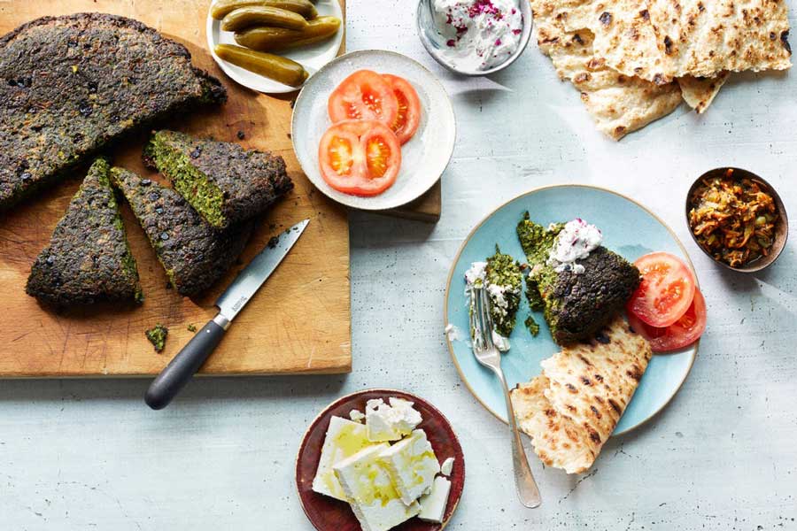 طرز تهیه کوکو سبزی خوش‌رنگ با زرشک و گردو