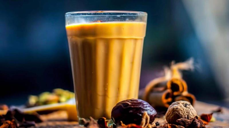طرز تهیه چای ماسالا هندی با شیر؛ ترکیب ادویه‌های گرم برای یک نوشیدنی معطر و پرخاصیت