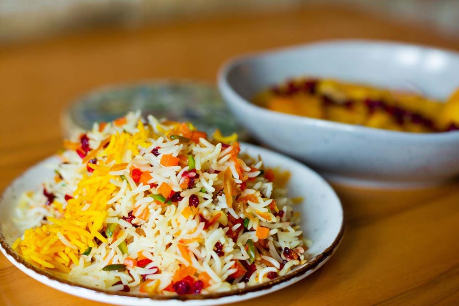 طرز تهیه مرصع پلو مجلسی با مرغ، زرشک و خلال؛ رنگین‌کمانی از طعم و زیبایی