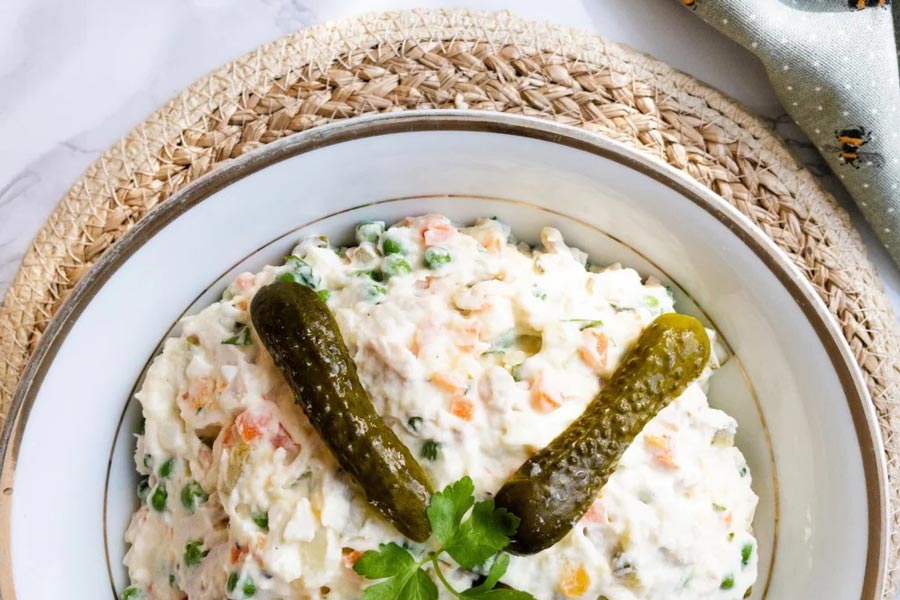 طرز تهیه سالاد الویه با مرغ و سیب‌زمینی؛ سالاد مجلسی و خوشمزه
