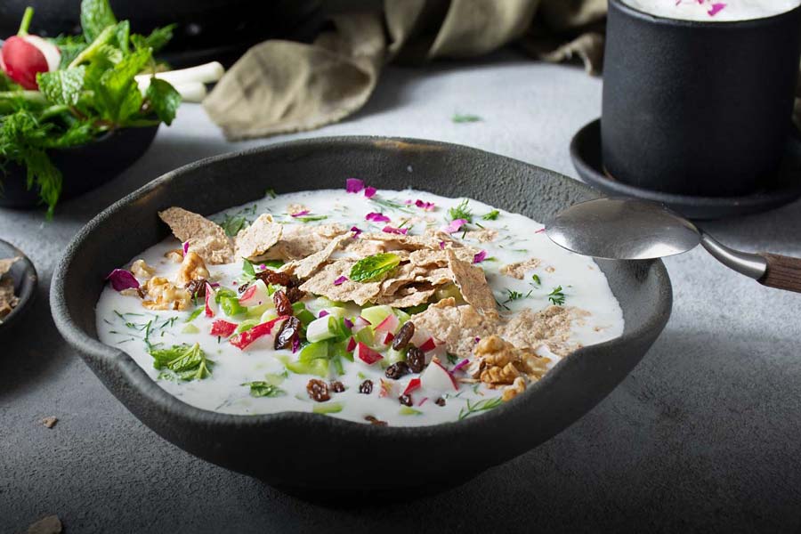طرز تهیه آب دوغ خیار با ماست چکیده و سبزی؛ مخصوص روزهای گرم تابستون