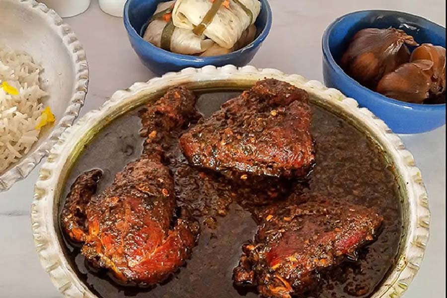 طرز تهیه مرغ ترش شمالی خوشمزه و مجلسی با گردو و رب انار